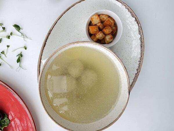 Family kitchen - Куриный бульон с фрикадельками и сухариками