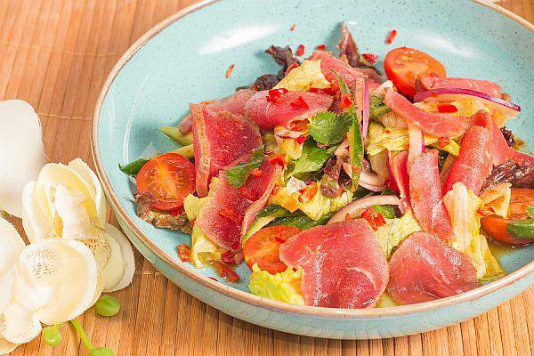 Луиджи - Салат с ростбифом по-Тайски
