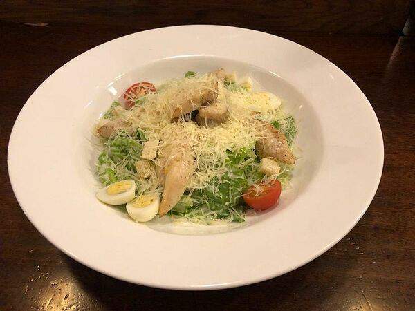 Hamilton's pub - Салат Цезарь с курицей