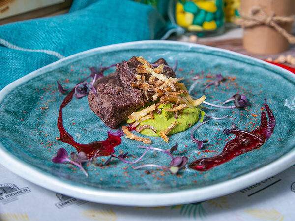 Santa Monica Stereo Cafe - Говяжьи щёчки с пюре из зелёного горошка и хрустящим луком