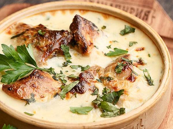 Хачапурия - Чкмерули с соусом из кинзы