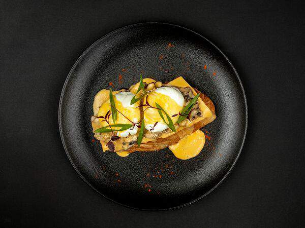 Goodson bar - Двойной пашот на хлебе с пастрами