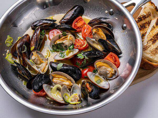 Клево - Вонголе из мидии в белом вине с томатами