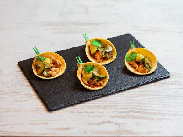 Васильки - Тако с курицей и ананасом с соусом гуакамоле