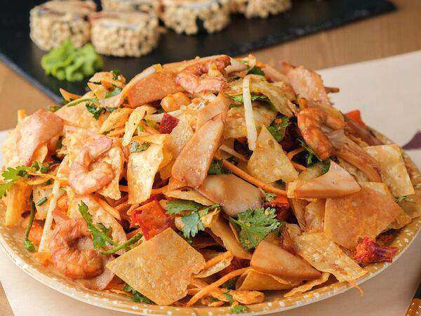 Chinchin - Салат из домашних чипсов с креветкой и кальмаром