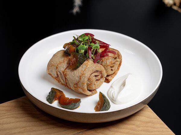 Мона - Льняные блины с говядиной, трюфелем и битым огурцом