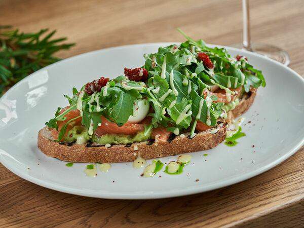 Avocado queen - Тост, авокадо, яйцо, лосось