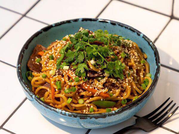 Wo - Лапша с говядиной и соусом черный перец