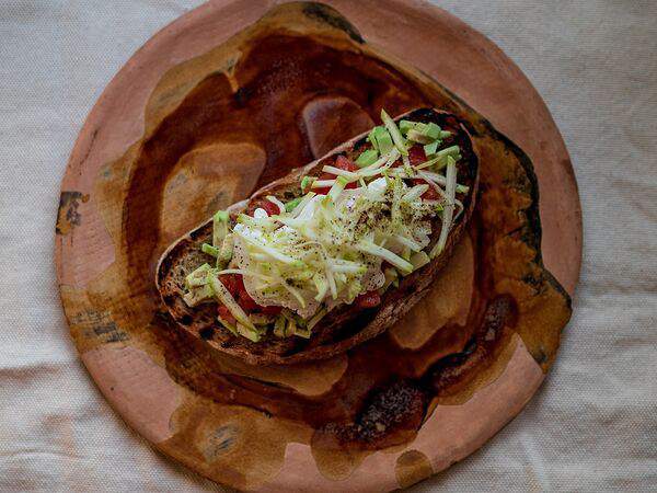 Всё сейчас хорошо - Брускетта с авокадо и яйцом пашот