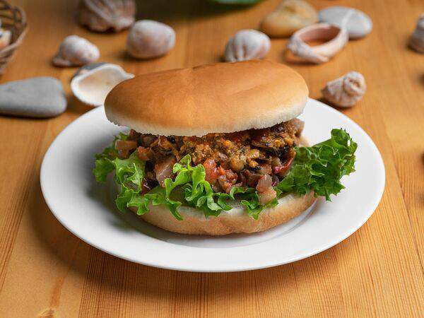 Sea House - Sea Burger с запеченными овощами и аджикой