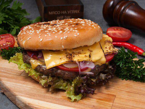 Мясо на углях - Сырный бургер