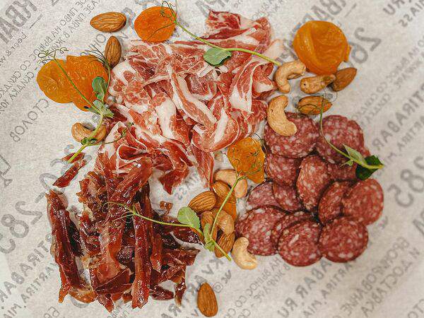 Квартира - Плато с вялеными мясными деликатесами