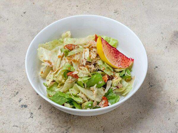 Кафе 38 - Салат с крабом, авокадо и огурцом под медово-горчичным соусом