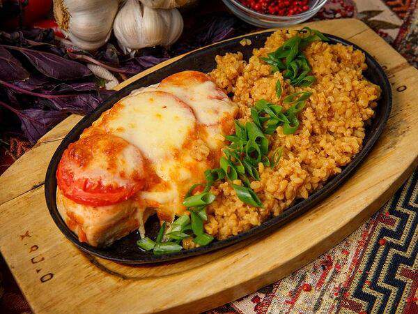 Кафе Отдых - Куриная грудка, запеченная под сулугуни, с томатами и булгуром