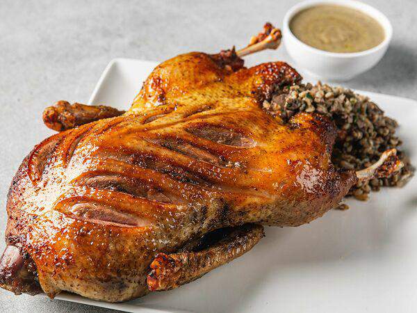 Svekla Catering - Утка с томленной гречкой, потрошками и грибным соусом