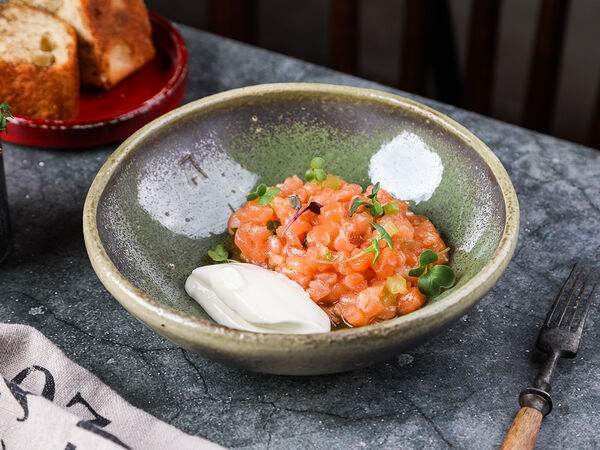 Агонь BBQ Ratskeller - Тартар из лосося с сырным кремом