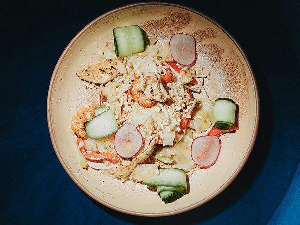 Кран Диван - Салат с курицей и креветками