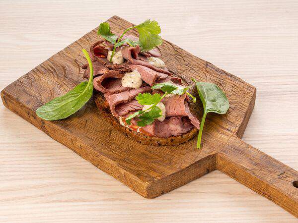 Кафе Полезные Продукты Лавка Здоровой Еды - Брускетта с ростбифом