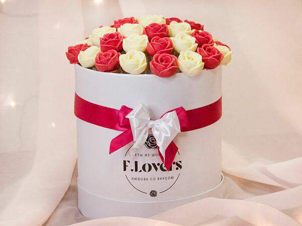 F.Lovers - Ассорти Красное и Белое из 35 роз в шляпной коробке