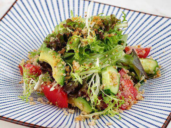 Leto - Салат Микс с томатами, авокадо и киноа