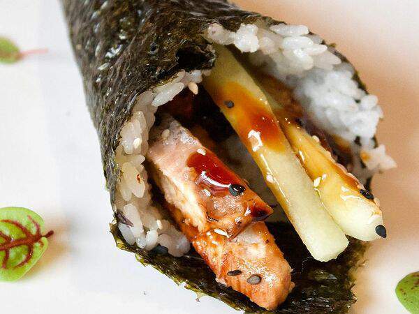 Море в коробке - Хэнд ролл с угрем