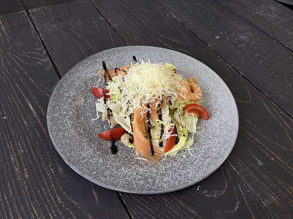 Freshfood - Цезарь со слабосоленой форелью собственного приготовления