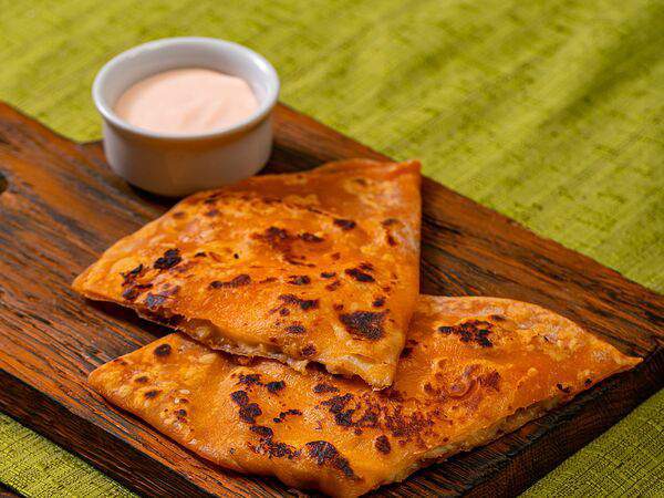 Сельпо - Томатная лепешка с картофельной начинкой, жареными грибами и сыром моцарелла