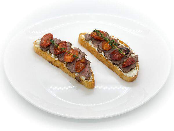 Стейк хаус Антрекот - Брускетты с ростбифом и вялеными томатами