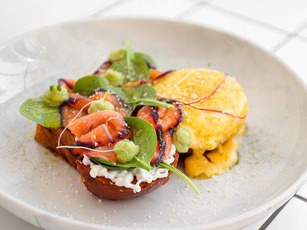 Technica - Бриошь с лососем гравлакс и соусом голландез