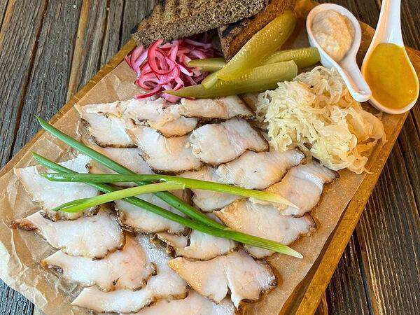 Ребро - Копчёное сало с маринованными огурцами