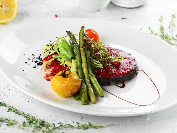 Сударь - Стейк из семги в брусничном маринаде