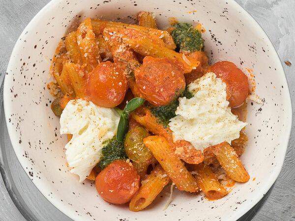 Чарли - Паста с томатами и молодой моцареллой