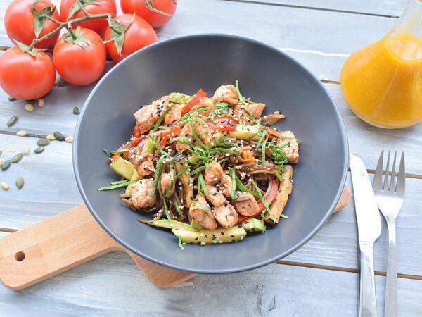 Urban Eda - Соба с овощами и лососем