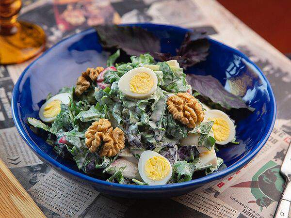 Джентльмены удачи - Салат с ароматной зеленью, яйцом и редисом