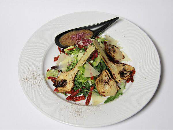 The atelier - Салат с вялеными томатами и артишоками