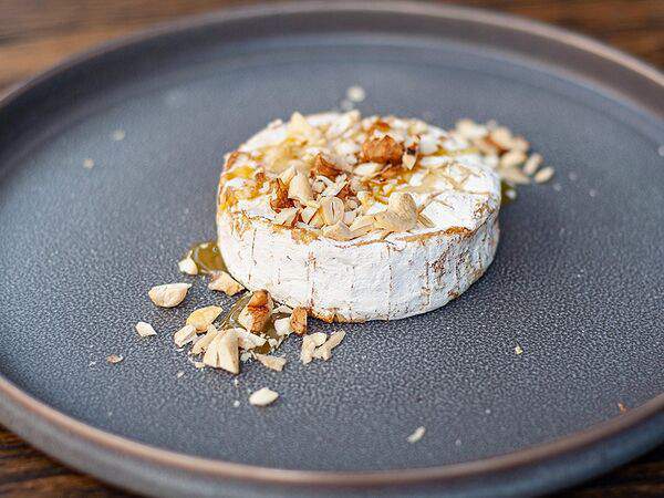 Holy place - Камамбер на огне, орехи и трюфельный мёд