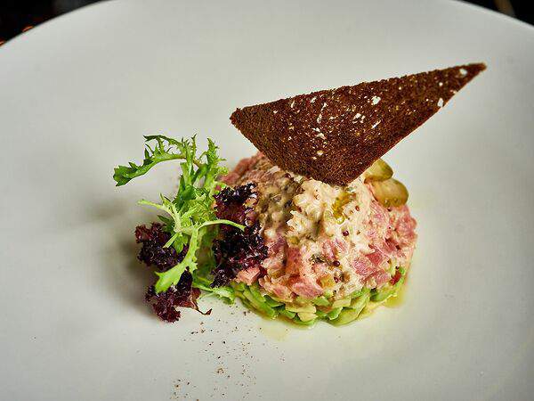 Chocolate - Тартар из тунца с авокадо и бельгийским соусом