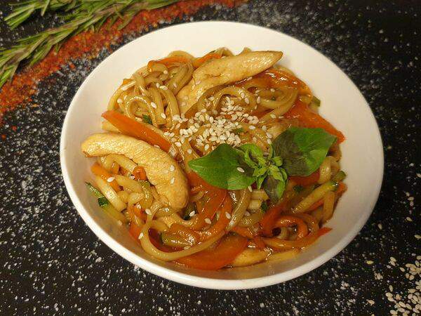 Всем Своим - Wok с обжаренной куриной грудкой