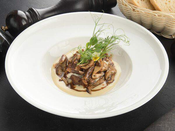 La Scala Trattoria Ignazio - Тушеная телячья щека с фондутой из пармезана и жареными белыми грибами