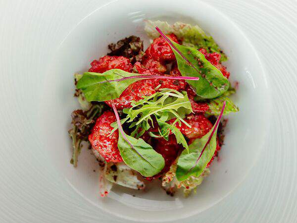 Утесов - Тигровые креветки в хрустящей темпуре на миксе салатов с остро-сладким соусом