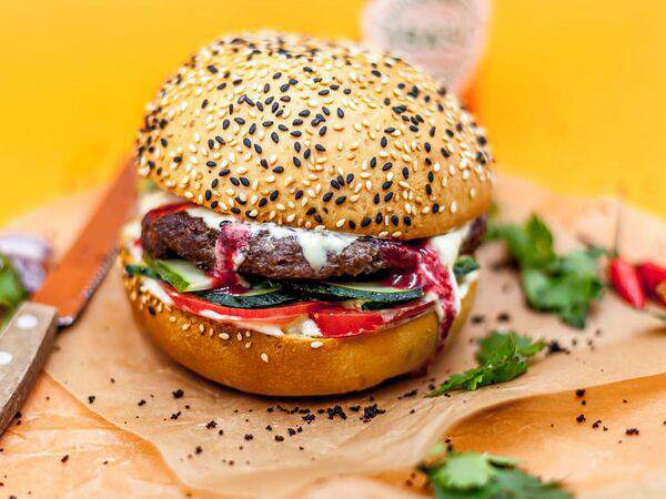 Saint Burger & Pizza - Бургер Блю чиз с говядиной, дорблю и брусничным соусом