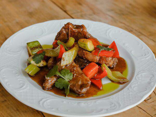 Мясной ресторан Скотина - Томленое седло ягненка с овощами в перечной карамели