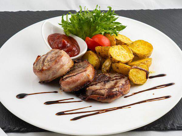 Кадриль - Медальоны из свинины в беконе