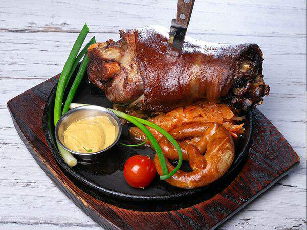 Фрау Мюллер - Рулька с тушеной капустой и брецелем