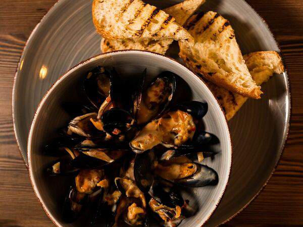 Broadway - Мидии в голубых раковинах со сливочным соусом и чиабаттой