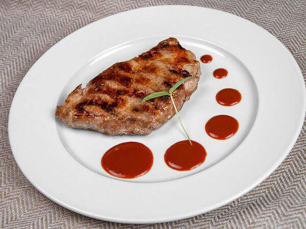 Maison - Стейк из cвинoй шеи с соусом барбекю