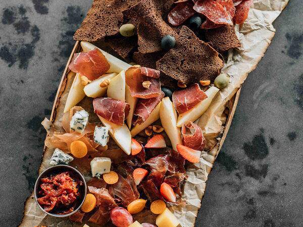 Китчен - Шаркутери: вяленые деликатесы, артишоки, сыры, вяленые томаты, фрукты, ягоды