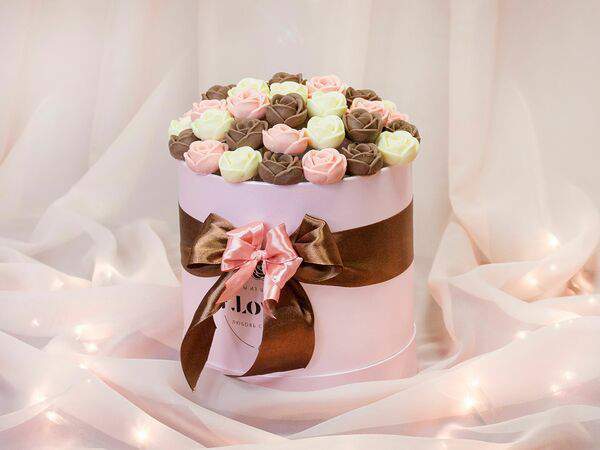 F.Lovers - Ассорти Внимание из 35 роз в шляпной коробке