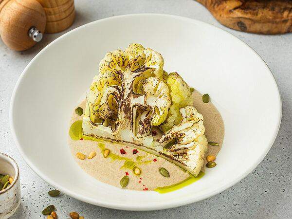 АндерСон - Стейк из цветной капусты в грибном соусе и тыквенными семечками