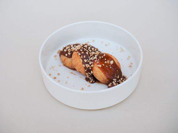 Coffeeline - кофе и еда - Сырники с банановой карамелью и арахисом